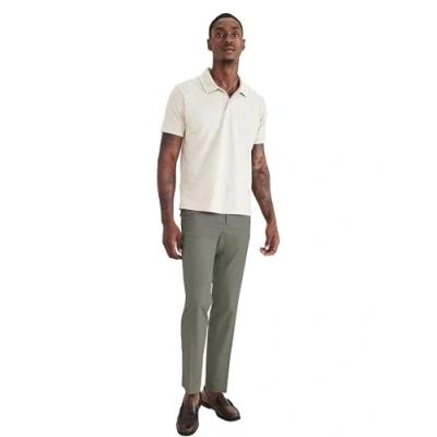 Abbildung von Dockers Herren Signature Khaki Slim GO Chinos, CAMO, 30W / 32L