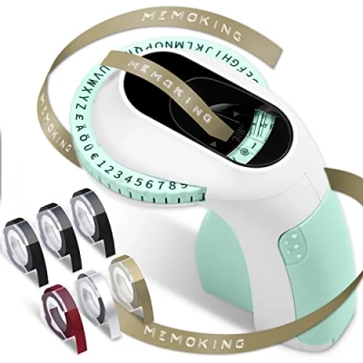 Abbildung von Memoking Etikettiergerät E975 prägegerät mit 6 Rollen Etiketten, 3D Handgerät Etikettenprägegerät Prägung, Tragbare Embossed Label Maker für Organisation, DIY (£/, Ä, Ö, Ü)