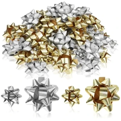 Abbildung von com four® 100x Geschenkschleife in tollen Farben Selbstklebende Dekoschleifen groß und klein mit Schneeflocken Muster für Weihnachten Geburtstag (100 Stück Flocke Gold + Silber)
