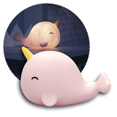 Abbildung von Reerlumilu Sea Life Narwhal, süßes Narwal Nachtlicht, tolles Taufgeschenk, Geburtstags Geschenk für Jungen und Mädchen, 52284, rosa