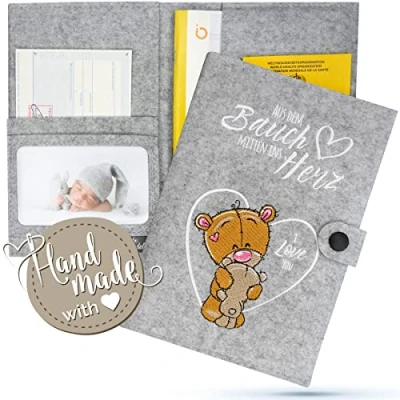 Abbildung von Emadele U Heft Schutzhülle &#039;Aus dem Bauch mitten ins Herz&#039; Hellgrau aus Filz Handmade. Kinder Untersuchungsheft Hülle für Impfpass