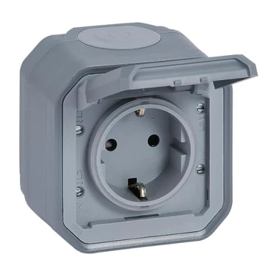 Abbildung von LEGRAND, Plexo New Feuchtraum Steckdose, Schuko Standard, inklusive Klappdeckel, Berührungsschutz, Installation mit Schraubklemmen, 16 Ampere, 250 Volt, IP44 IK07, Farbe: Grau, 069733L