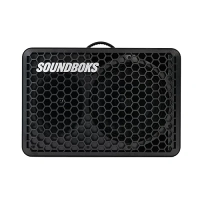 Abbildung von SOUNDBOKS Go Tragbarer Bluetooth Lautsprecher USB C Aufladung Akku Kompakter Performance für unterwegs Spritzwasser und stoßfest 40 Stunden Akkulaufzeit 121 dB (Schwarz)​