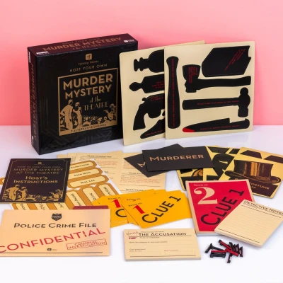 Abbildung von Talking Tables Wiederverwendbares Murder Mystery Game für Erwachsene Alter 15+ 5 13 Spieler 3 Alternative Endungen, Englisches Sprachspiel, Fun After Dinner Party, Christmas, Gift