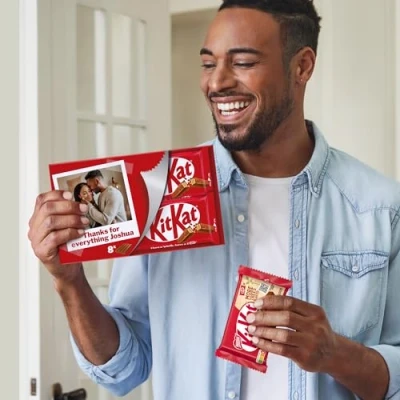 Abbildung von KitKat Riegel personalisiert mit Namen und Botschaft Personalisiertes Schokoladengeschenk (KitKat giftbox)