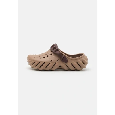 Abbildung von Crocs ECHO Unisex Pantolette flach, Größe: 38 39, Latte Schuhe