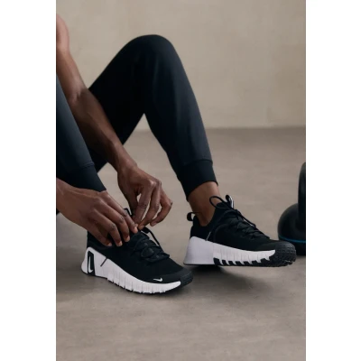 Abbildung von Nike Performance FREE Metcon 6 Trainingsschuh, Damen, Größe: 43, Black/white Schuhe