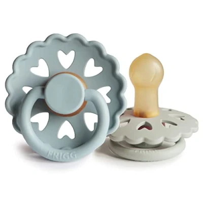 Abbildung von FRIGG Fairytale Schnuller 2 Packung Latex BPA Frei Hergestellt in Dänemark Symmetrischer Sauger Kirschform (Stone Blue/Willow Gray, Größe 1 (0 6 Monate))