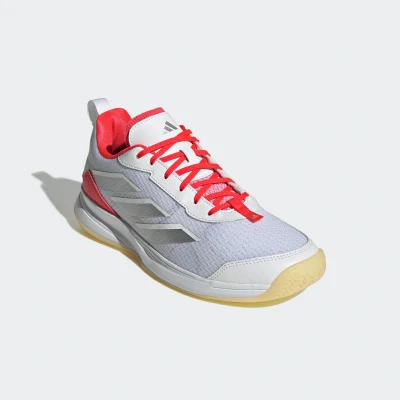 Abbildung von adidas Performance Avaflash Tennisschuh für Sandplätze, Damen, Größe: 38 2/3, Footwear white/silver metallic/lucid red Schuhe
