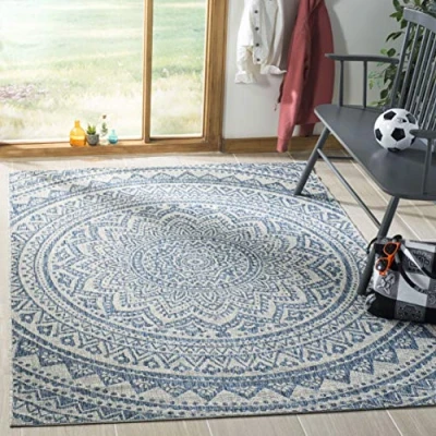 Abbildung von SAFAVIEH Zeitgenössische Teppich für Innen &amp; Außenbereich Courtyard Collection, Kurzer Flor, Hellgrau und Blau, 79 X 152 cm