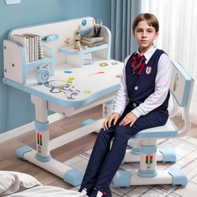Abbildung von Kinder Schreibtisch und Stuhl Set, höhenverstellbar Studie Tisch Set mit Astronaut Muster, Ergonomische Schreibtischstuhl großen Schreibtafel, Bücherregal Schublade (Blau A)