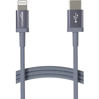 Abbildung von Amazon Basics USB C auf Lightning Kabel, geflochtenes Nylon, MFi zertifiziertes Ladekabel für iPhone 13/12/11/X/XS/XR/8, Dunkelgrau, 0.9 m, mit Smartphone