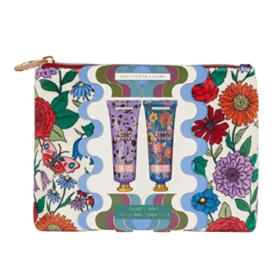 Abbildung von Heathcote &amp; Ivory Love Revival samtig weiches Handtaschen EssentialsGeschenkset 30 ml Handcreme Handwäsche in Kosmetiktasche tierversuchsfrei vegan freundlich