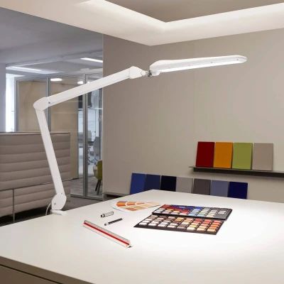 Abbildung von Maul LED Arbeitsleuchte MAULcraft Dimmbare Klemmlampe mit 6.500 Kelvin Lampe flexiblem Leuchtkopf 90 integrierte LEDs Tageslichtlampe für Büro, Modellbau, Werkstatt Weiß