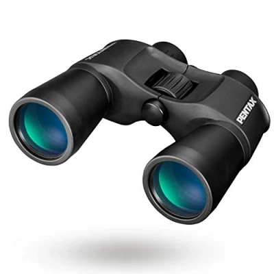 Abbildung von PENTAX SP 10X50: Außergewöhnliche Sehqualität durch das Porro Prismen Fernglas mit BAK4 Glasprismen. Vollständig mehrschichtig vergütete Optik. Große Objektivlinsen für ein kontrastreiches.