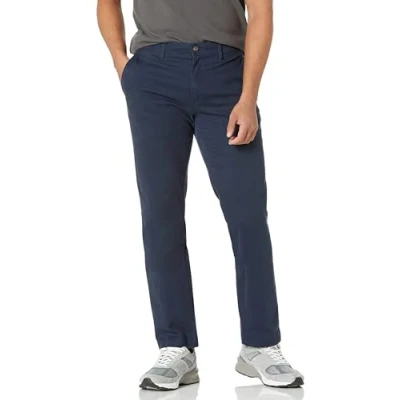 Abbildung von Amazon Essentials Herren Legere Stretch Chinohose mit schmaler Passform, Marineblau, 33W / 30L