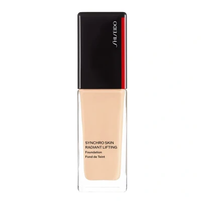 Abbildung von Shiseido Foundation Synchro Skin Radiant Lifting 110 Alabaster 30 ml