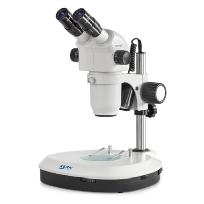 Abbildung von KERN Optics Stereo Zoom Mikroskop für Flexible und Professionelle Anwender, Binokular Tubus, 0.6x 5.5x Objektiv, Säule, 3W LED Auflicht, Durchlicht