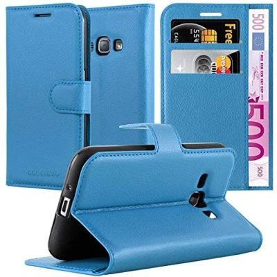 Abbildung von Cadorabo Hülle kompatibel mit Samsung Galaxy J1 2015 Handyhülle aus Kunst Leder Flip Klappbare Stoßfeste Magnetische [Standfunktion] [Kartenfächern] Cover für Tasche in Blau