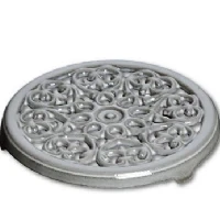 Abbildung von Staub Topfuntersetzer Serving Lilie, 23 cm Graphit Grau Gusseisen, 1 tlg.