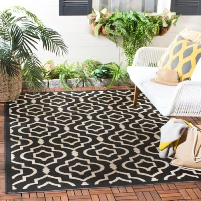Abbildung von SAFAVIEH Geometrisch Teppich für Wohnzimmer, Esszimmer, Schlafzimmer Wasserdicht Courtyard Collection, Kurzer Flor, Schwarz und Beige, 160 X 231 cm