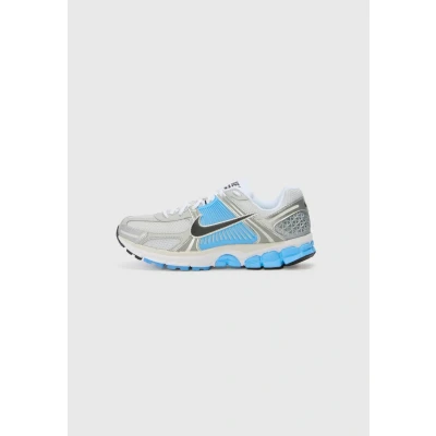Abbildung von Nike Sportswear ZOOM Vomero 5 Sneaker low white/black/pure platinumcoloured/univ blue/cool grey/silvercoloured, Herren, Größe: 42 Textil/synthetik