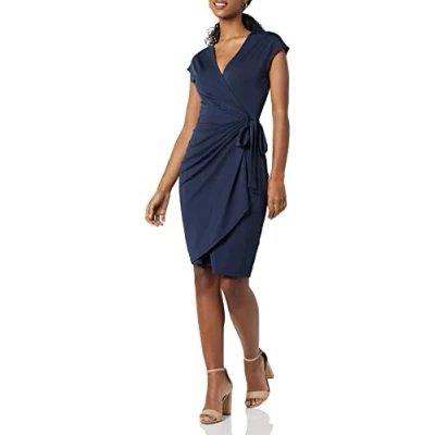 Abbildung von Amazon Essentials Damen Klassisches Wickelkleid mit Flügelärmeln (erhältlich in Übergröße), Marineblau, XXL