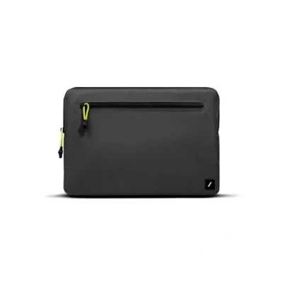 Abbildung von Native Union Ultralight Sleeve Robust, leicht, nachhaltig Hergestellt aus 100% recyceltem Ripstop Gewebe Kompatibel mit MacBook Pro 13&quot;, Air (M2, 2022) Schwarz