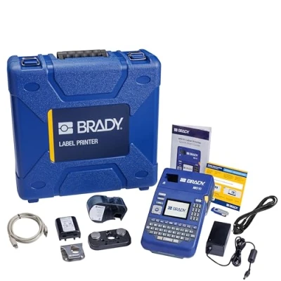Abbildung von Brady M510 Set für tragbare Etikettendrucker Industrielles Beschriftungsgerät Etikettiergerät chemikalienbeständige Etiketten Inkl. Koffer, EU Netzkabel und Etikettenpatrone ersetzt BMP511