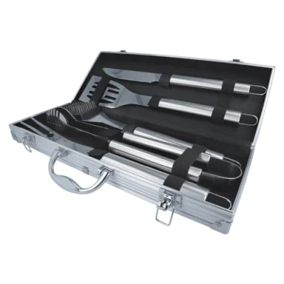 Abbildung von EUROHOME Grillbesteck Set Grillset aus 5 Teilen Grill Zubehör, (5 tlg., Besteck Koffermaße 44 x 17 7 cm), Zange, Wender, Gabel, Messer und Reinigungsbürste.