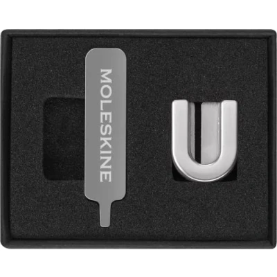 Abbildung von Moleskine Anstecknadel für Notizbuch oder Agenda BuchstabeU, Buchstaben Anstecknadel, Personalisiere den Verschluss mit einem Gummiband, Personalisierte Geschenkideen, Silberfarbe