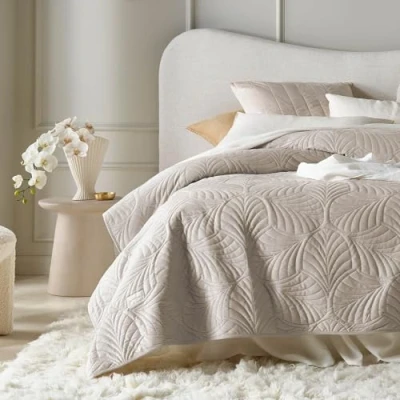 Abbildung von ROOM99 Feel Elegante Tagesdecke in Beige 240 x 260 cm Vielseitige Wohndecke als Bettüberwurf oder Sofaüberwurf Überwurfdecke für Bett und Sofa Steppdecke Stil Ideal Bedspread Velvet Samt