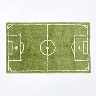 Abbildung von HOMESCAPES Teppich “Fußballfeld, Vorleger 60 x 100 cm. Farben: Grün und Weiß. Geeignet für Badezimmer oder Kinderzimmer.