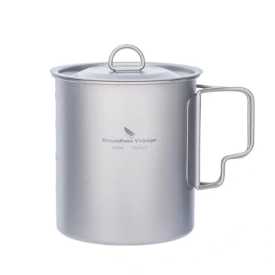 Abbildung von iBasingo 750ml Camping Becher Titan Topf Kaffee Tee Tasse Reisebecher mit Deckel &amp; Faltbarem Griff Leichte Kochgeschirr Outdoor Indoor Picknick Büro Tägliches Trinkgeschirr Ti3037D