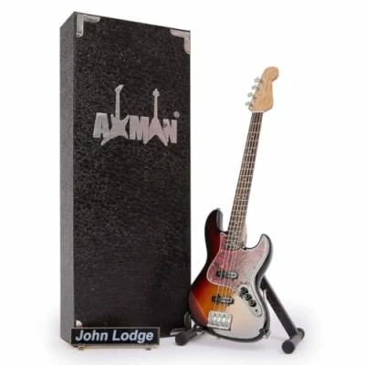 Abbildung von John Lodge (Moody Blues) Miniatur Gitarren Nachbildung Musikgeschenke Handgefertigte Ornamente im Maßstab 1/4 inklusive Displaybox, Namensschild und Gitarrenständer