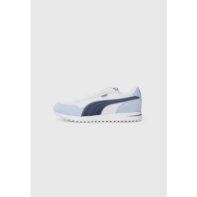 Abbildung von PUMA x PALM TREE CREW Helsinki Golfschuhe Unisex, Schuhe, Weiß/Haute Tropic/Deep Navy, 48