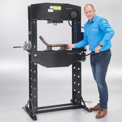 Abbildung von Datona Hydropneumatische Werkstattpresse mit Handwinde 50 Tonnen