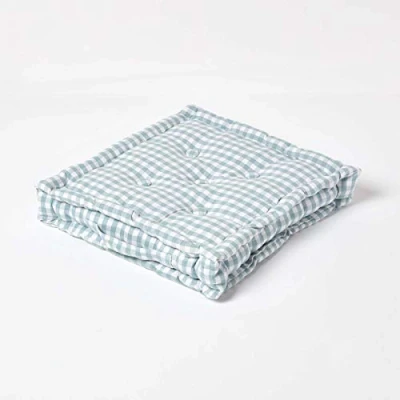 Abbildung von Homescapes Sitzkissen blaugrün weiß kariert 40 x cm Gingham Karo mit Tragegriff Bezug 100% Baumwolle Polyester Füllung Sitzerhöhung Stuhlkissen