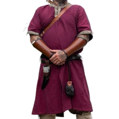 Abbildung von Leonardo Carbone® Kurzarm Tunika Richard Mittelalter Kleidung Herren, Hemd, Freizeithemden Kurzarm, Karneval Kostüm Wikinger Tunika, LARP 100% Baumwolle Rot L