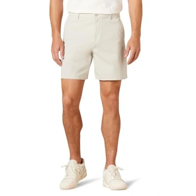 Abbildung von Amazon Essentials Herren 18 cm Lange Chinohose aus Komfort Stretch mit klassischer Passform, Stone, 32W