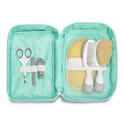 Abbildung von Chicco Reise Hygiene Set für Kinder, 6 Stück, Bürste und Kamm, Schwamm Handschuh, Schere mit abgerundeten Spitzen, Nagelknipser USA Nagelfeilen.