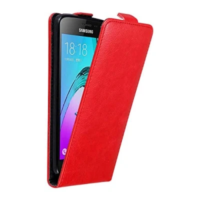 Abbildung von Cadorabo Hülle kompatibel mit Samsung Galaxy J3 2016 Flip Design aus Premium Kunst Leder Klappbare Stoßfeste Magnetische Cover für Tasche in Rot