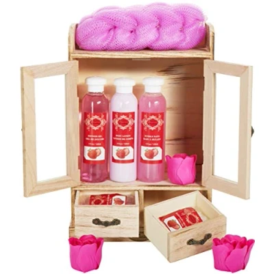 Abbildung von BRUBAKER Cosmetics Bade und Pflegeset Erdbeere im Holzschrank