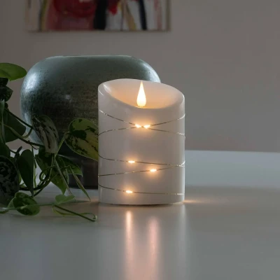 Abbildung von Konstsmide LED Echtwachskerze, weiß, mit 3D Flamme und silberfarbenem Draht umwickelt, 4h 8h Timer, 1 warm weiße Diode / 15 Tropfen, batteriebetrieben, Innen 1844 190