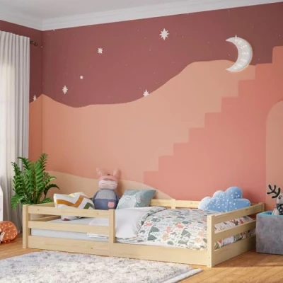 Abbildung von Bellabino Iskri Bodenbett 140x200 cm Montessori Kinderbett mit Rausfallschutz &amp; Lattenrost Holzbett für Jungen Mädchen aus Kiefer Massivholz in Natur Kleinkindbett