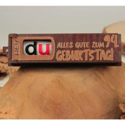 Abbildung von Urhome Geschenkbox Alles Gute zum 94. Geburtstag mit Duplo Schokoriegel Überraschung Holzbox Spruch Gravur inkl. Schokolade Geschenk Riegel Geburtstagsgeschenk Dunkel Braun