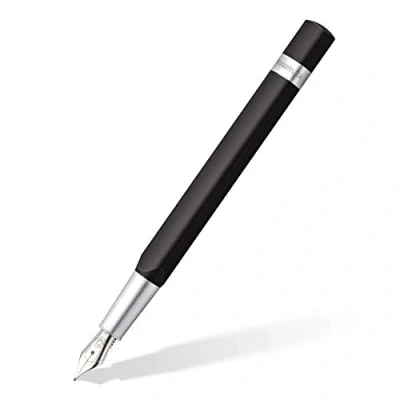 Abbildung von STAEDTLER 476TRX9 M ST Füller Trx (ergonomische Dreikantform, matte samtweiche Aluminium Oberfläche, Aufsteckkappe, Standard Tintenpatrone, hochwertige Edelstahlfeder, Farbe: schwarz, Strichstärke M)