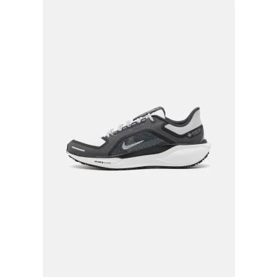 Abbildung von Nike Performance AIR ZOOM Pegasus 41 GTX Laufschuh Straße, Herren, Größe: 42, Black/summit white/anthracite/iron grey/photon dust/metallic silver