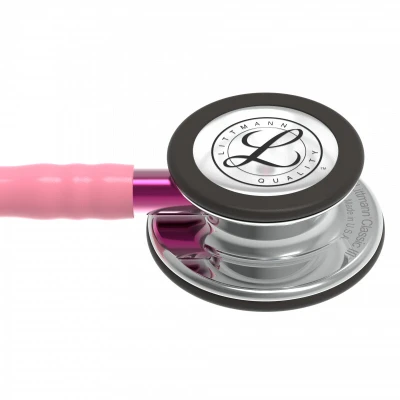 Abbildung von 3M Littmann Classic III Stethoskop zur Überwachung, hochglanzpoliertes Bruststück, perlmuttfarbener Schlauch, pinkfarbener Schlauchanschluss und rauchfarbene Ohrbügel, 69 cm, 5962