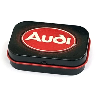 Abbildung von Audi A8 8023 Pillendose Logo Pflaume Oval Stahlblech Dose Nostalgie, schwarz/rot